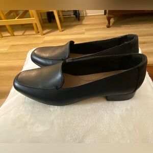 NWT Clarks black leather loafers